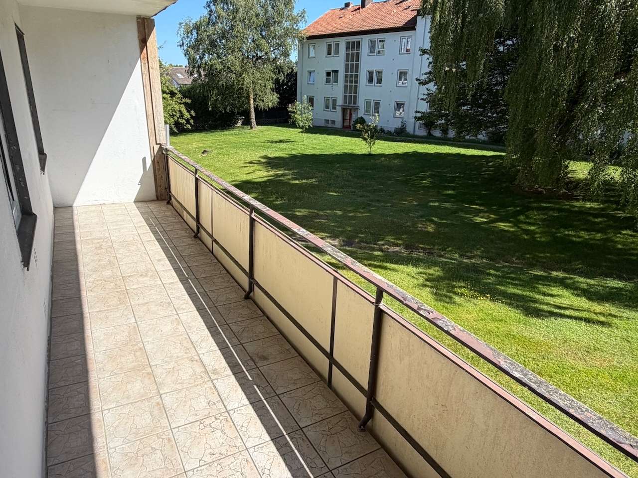 Kleine 2 Zimmer Singlewohnung mit kleiner Einbauküche und Balkon ! - Foto 1