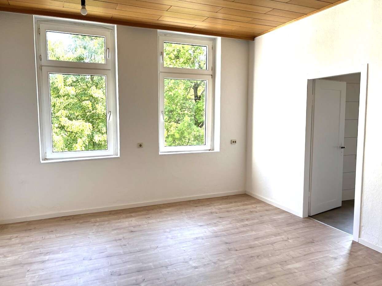 Altbauwohnung im Zentrum ! Frisch renoviert, großzügig und modernisierte 4 Zimmer - Photo 2