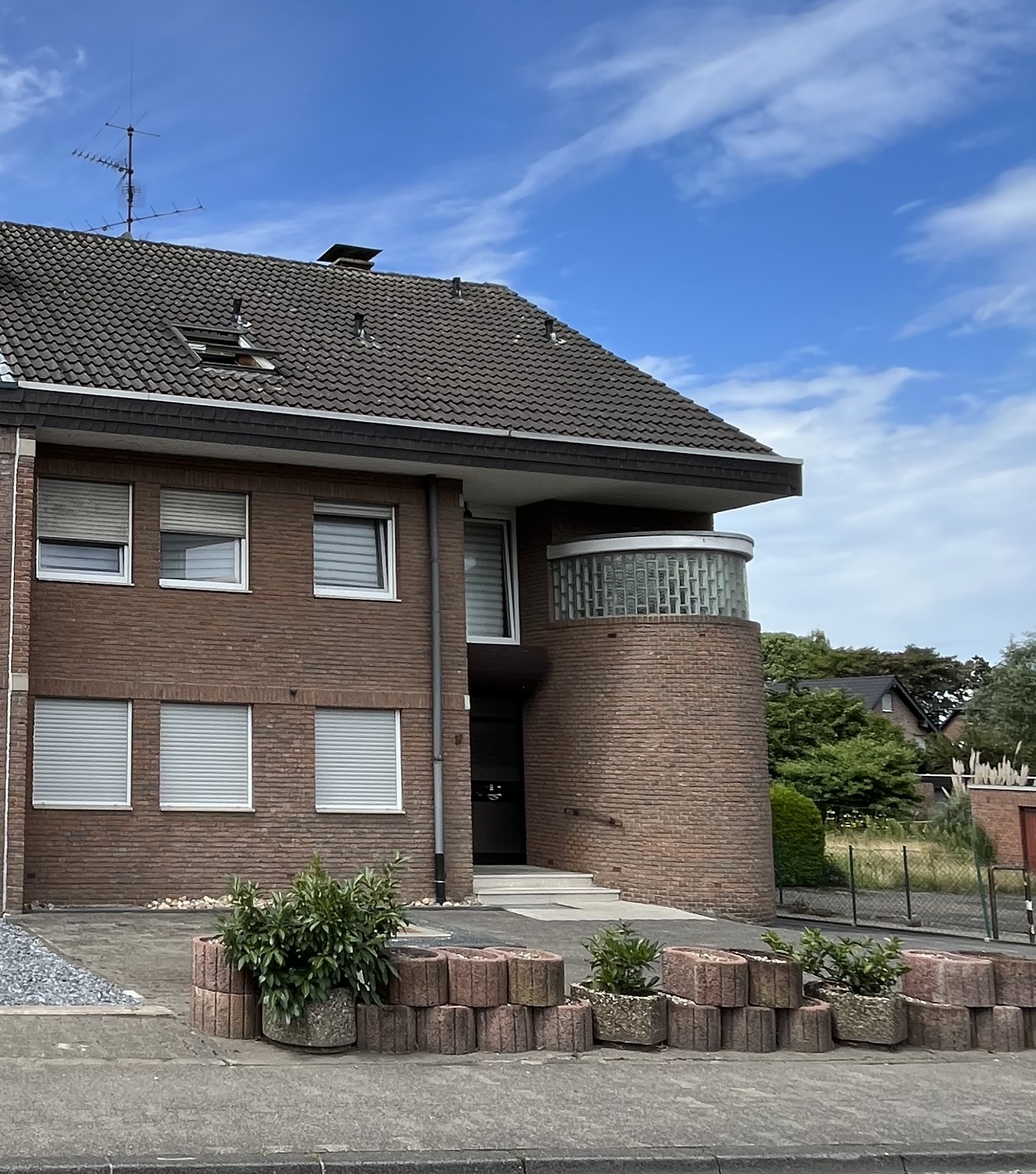 Vermietetes Mehrfamilienhaus mit Entwicklungspotenzial in Dormagen-Zons