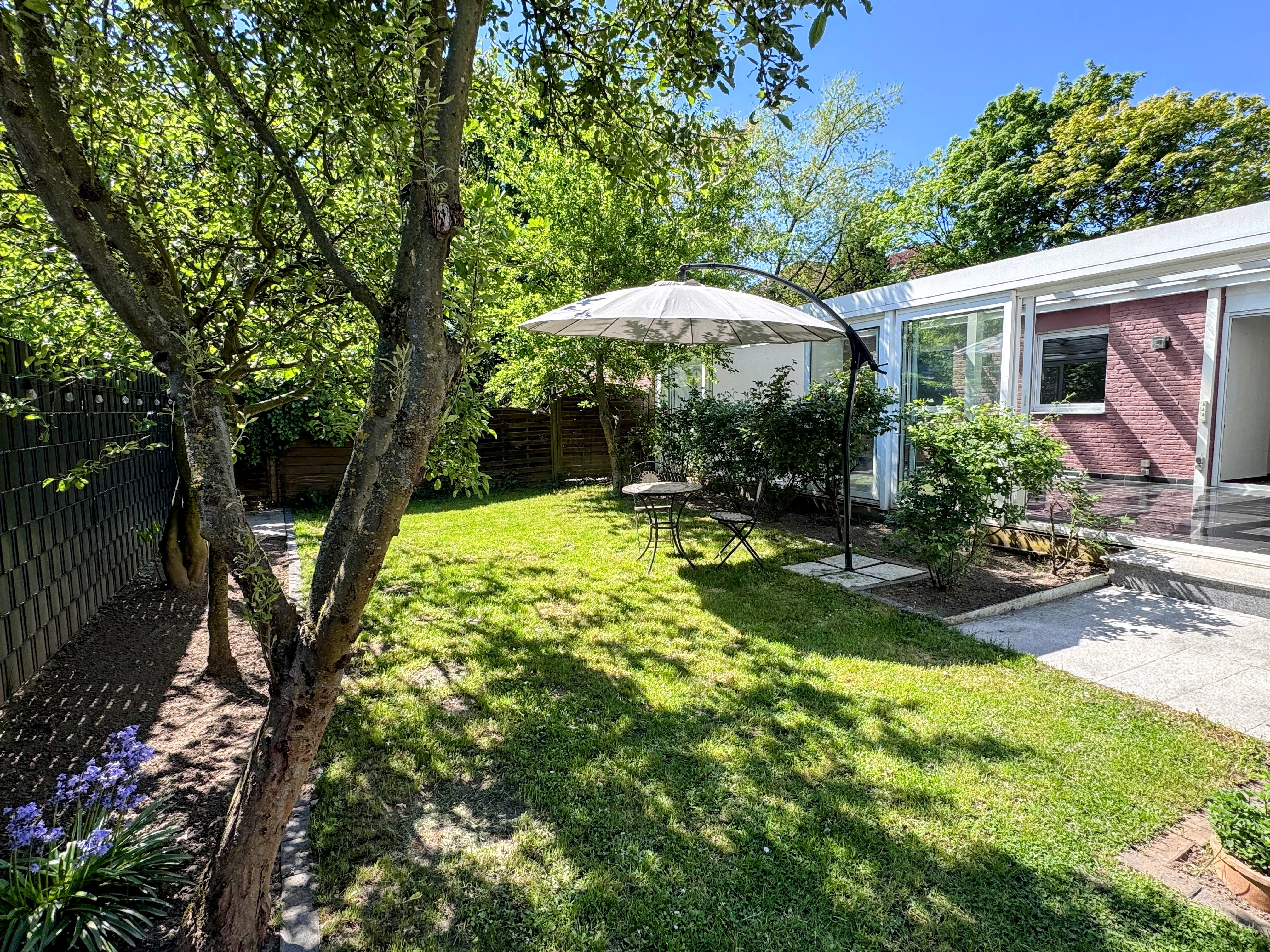 Bungalow mit Wintergarten & Gartenparadies – ca. 295 m² Wohn/Nutzfläche für stilvolles Familienleben