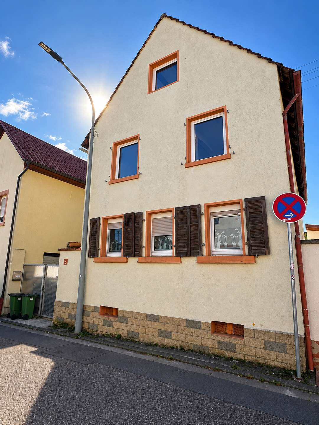 Charmante Maisonetten Wohnung mit Wintergarten im schönen Maikammer – Front Ansicht | Rhein & Reben Immobilien Front Ansicht