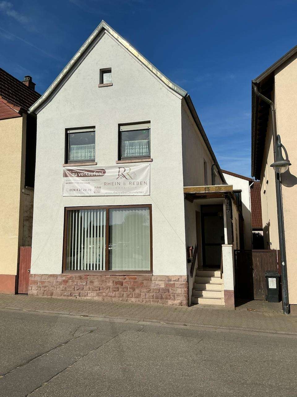 Einfamilienhaus mit Büro & Zweifamilienhaus-Potenzial – Außenansicht | Rhein & Reben Immobilien Außenansicht