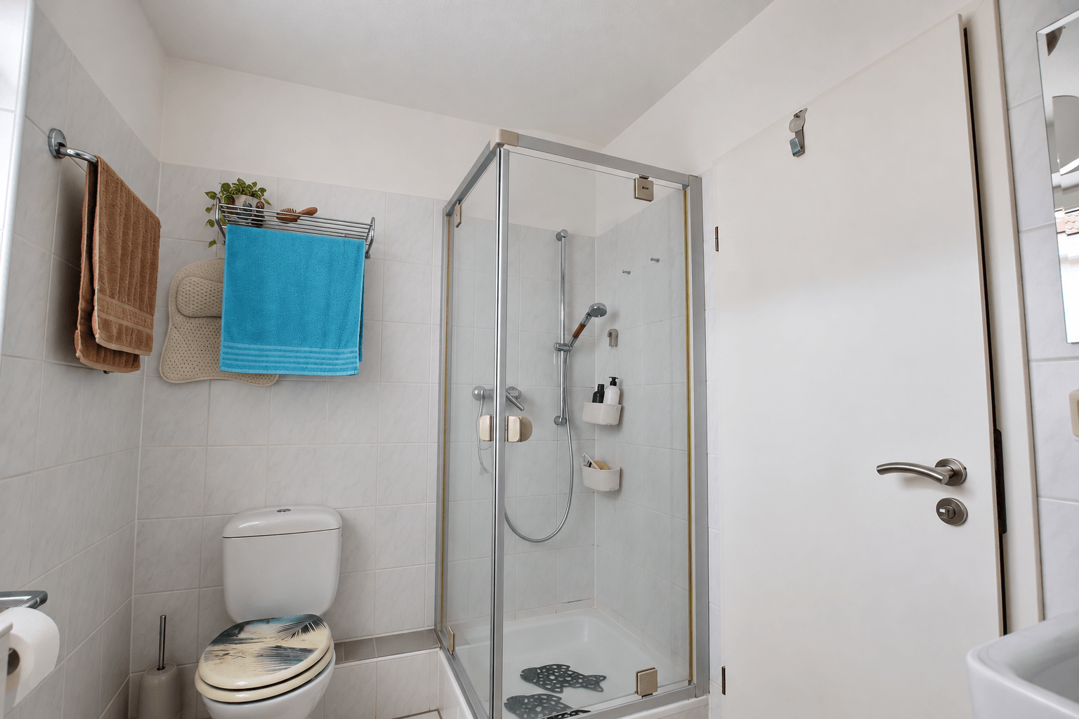 Bad mit Dusche – Gepflegtes Reihenendhaus mit 134 m² Wohnfläche, Garten und Carport in Bremen Borgfeld