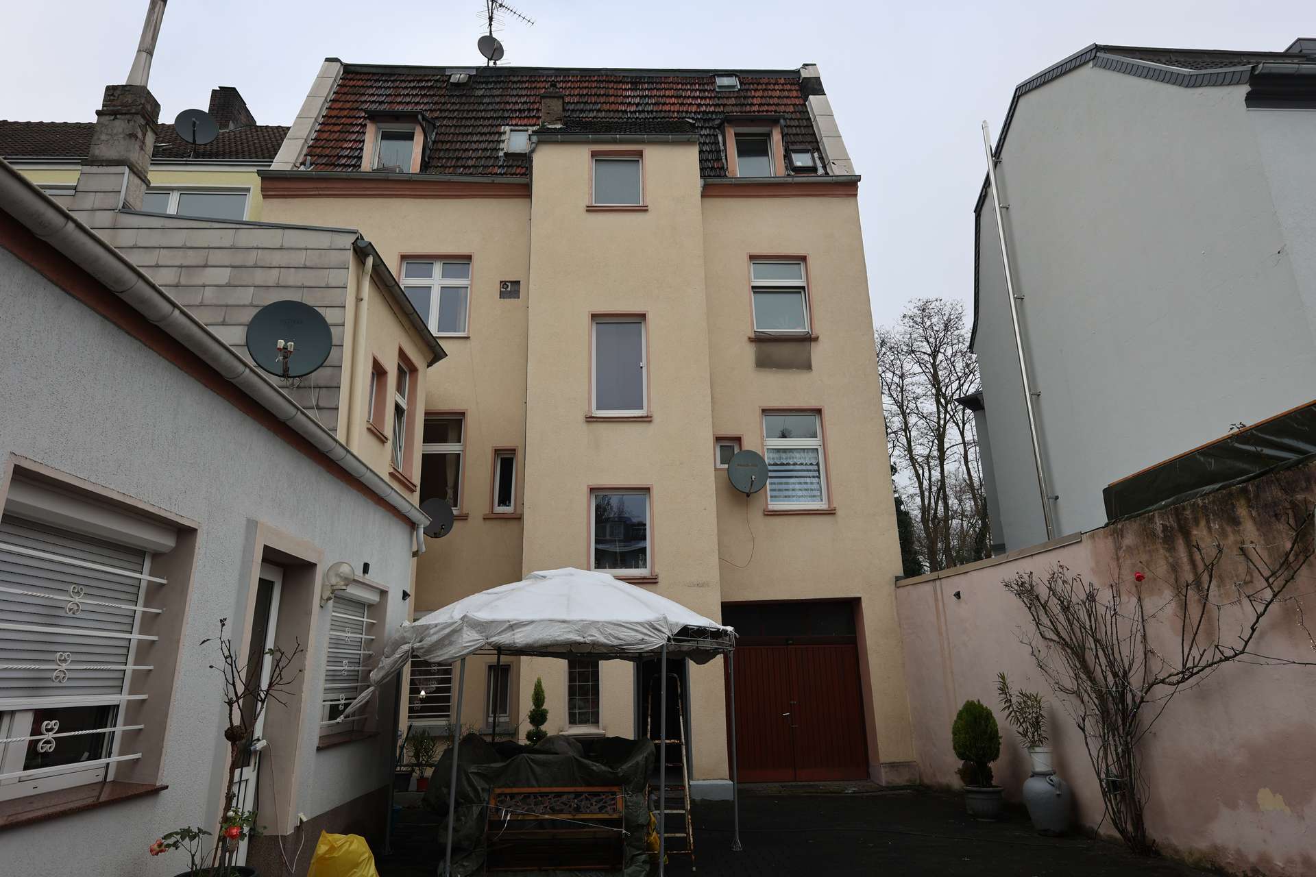 Achtung! Modernisiertes Mehrfamilienhaus in Essen Kray in Essen - Rückseite
