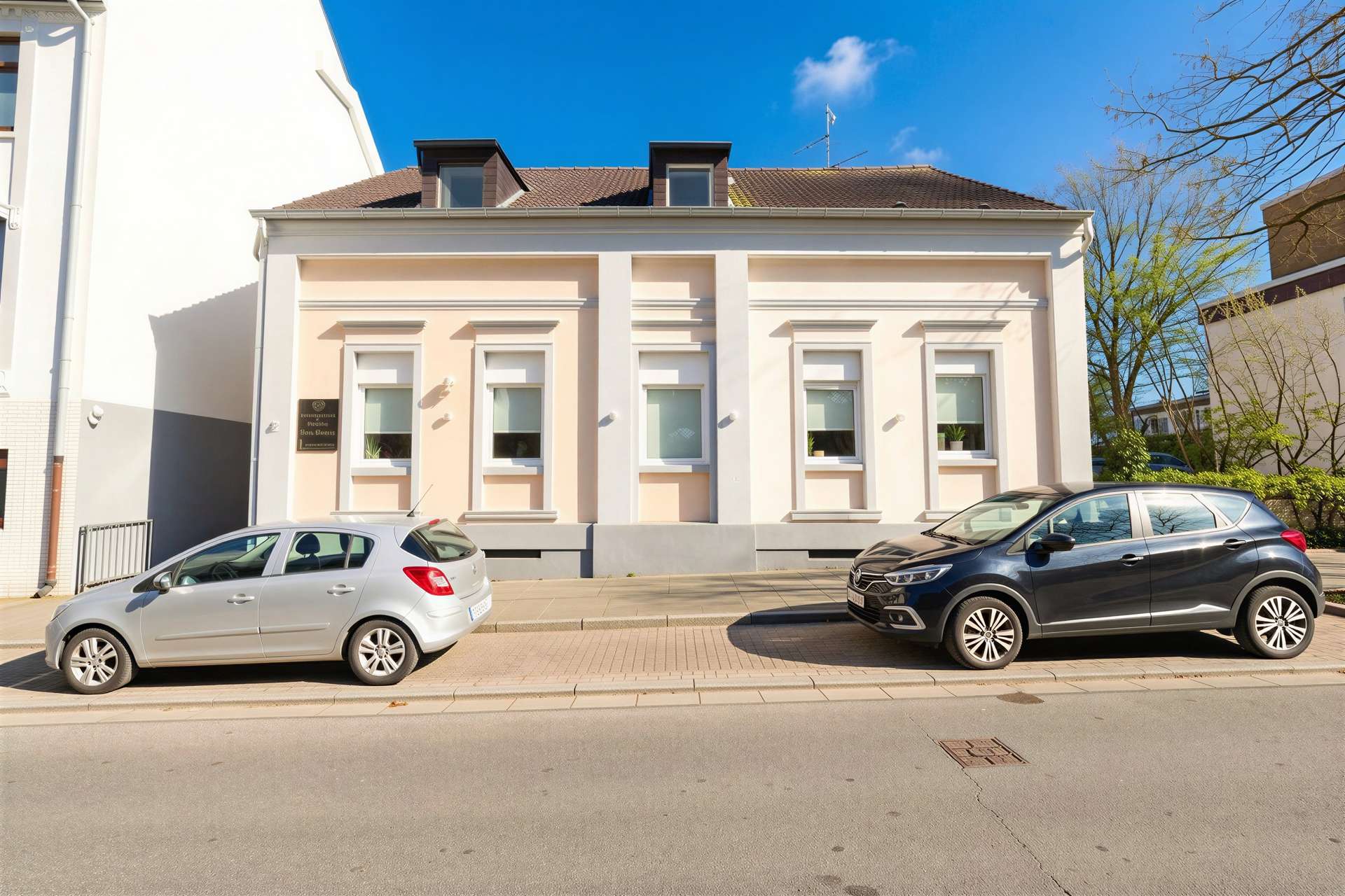 Ein Grundstück, zwei Zuhause – perfekte Chance für Familien & Investoren in Essen - Außenansicht 