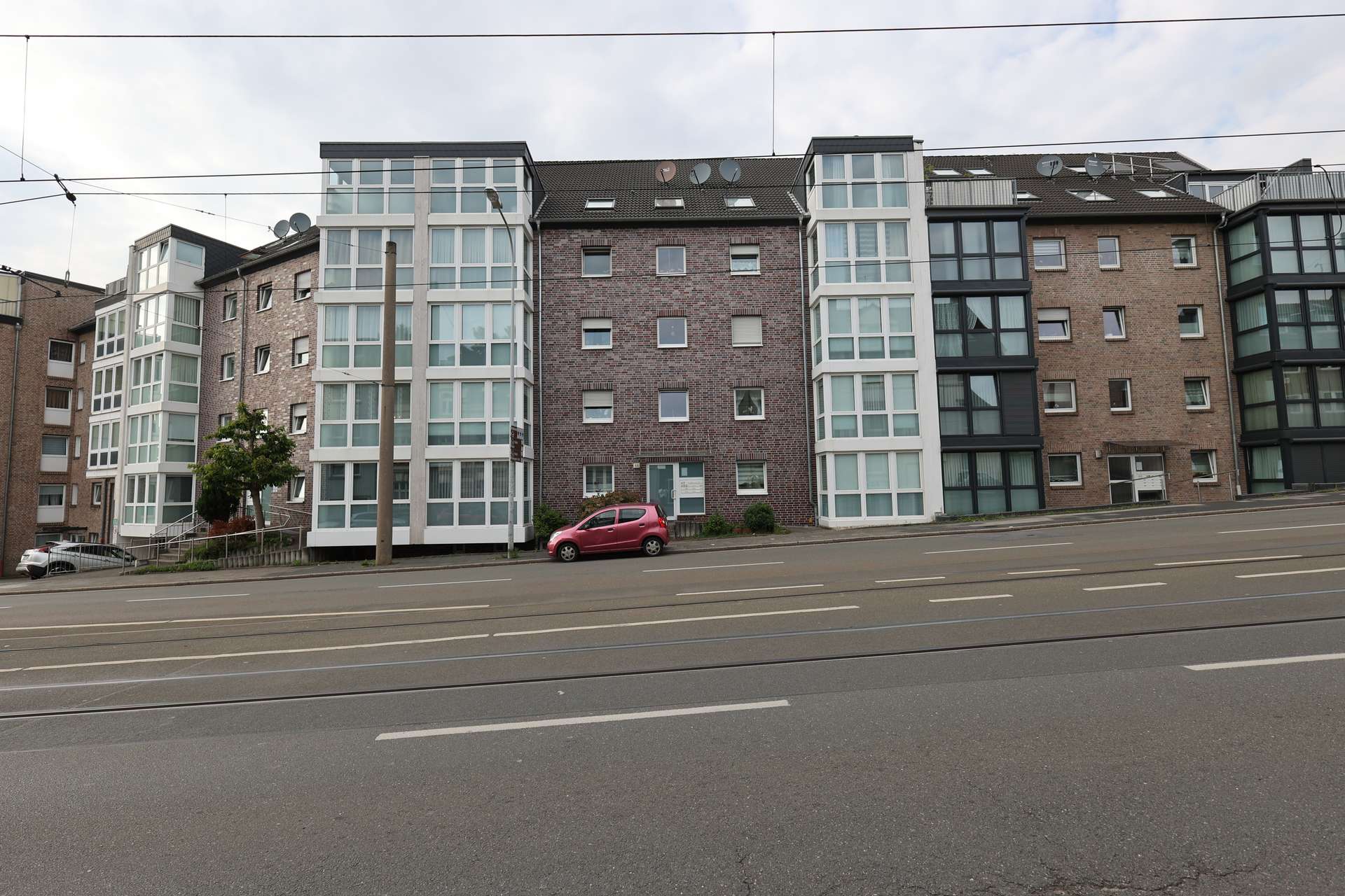 Stil, Licht und Eleganz – außergewöhnliche Penthouse Wohnung mit Wohlfühlambiente! in Mülheim an der Ruhr - Hausfront