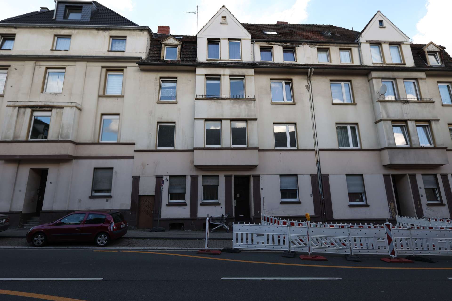 Renovieren & Einziehen! 4-Zimmer Wohnung in Essen Kray in Essen - Hausfront
