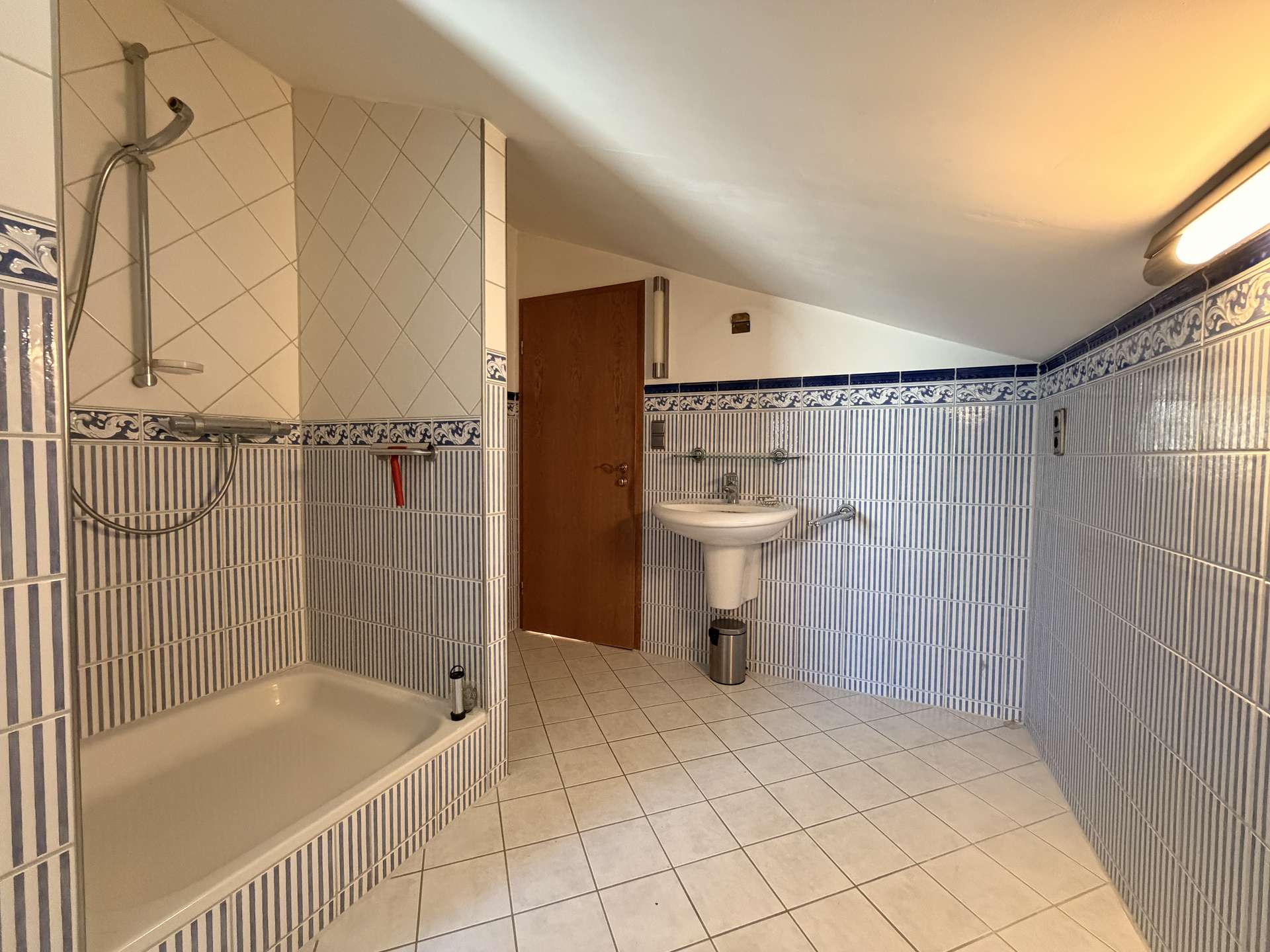 Haus mit solider Substanz & vermietetem Gewerbe – viel Platz & Potenzial