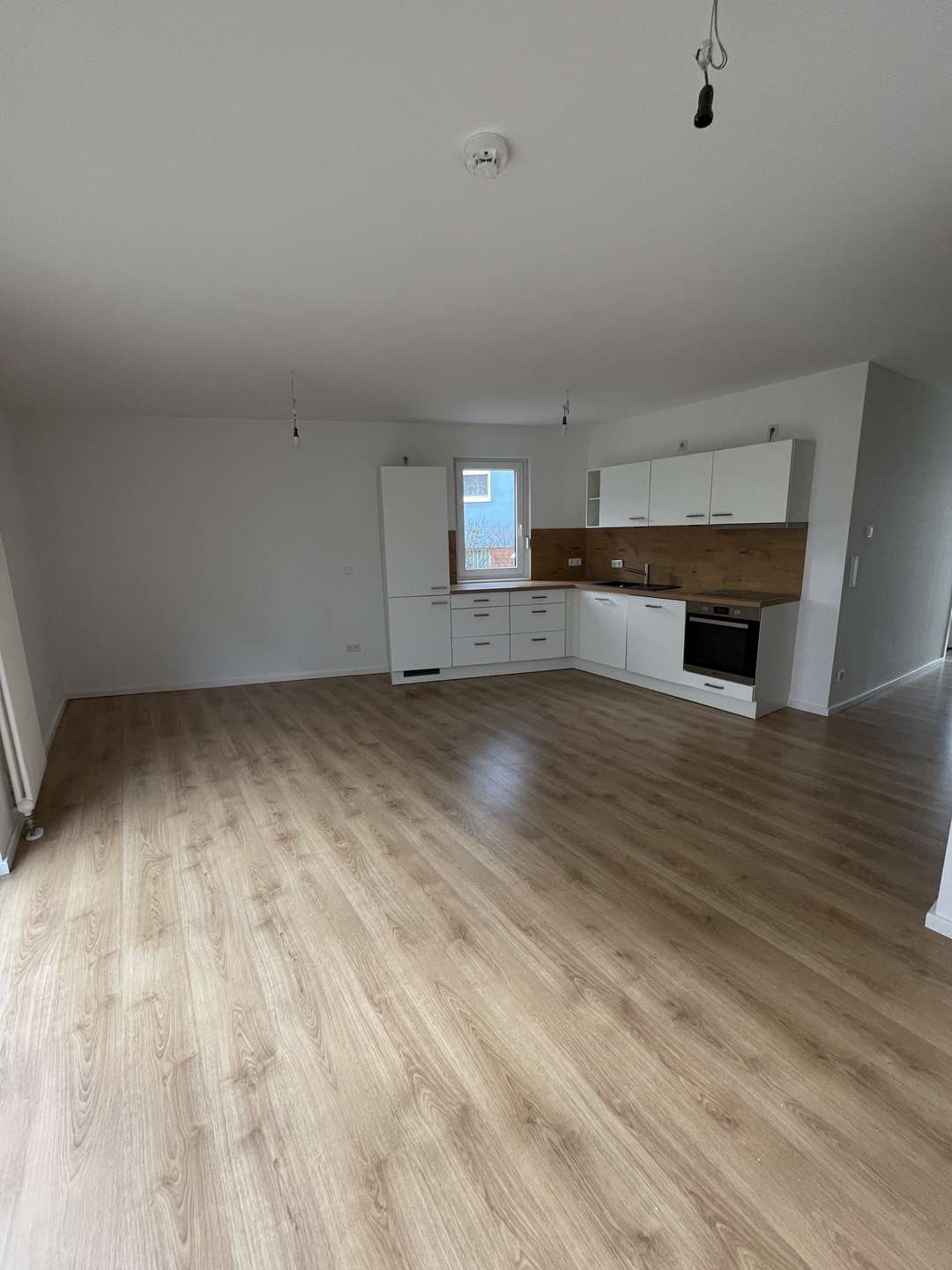 Wohnzimmer mit offener Wohnküche