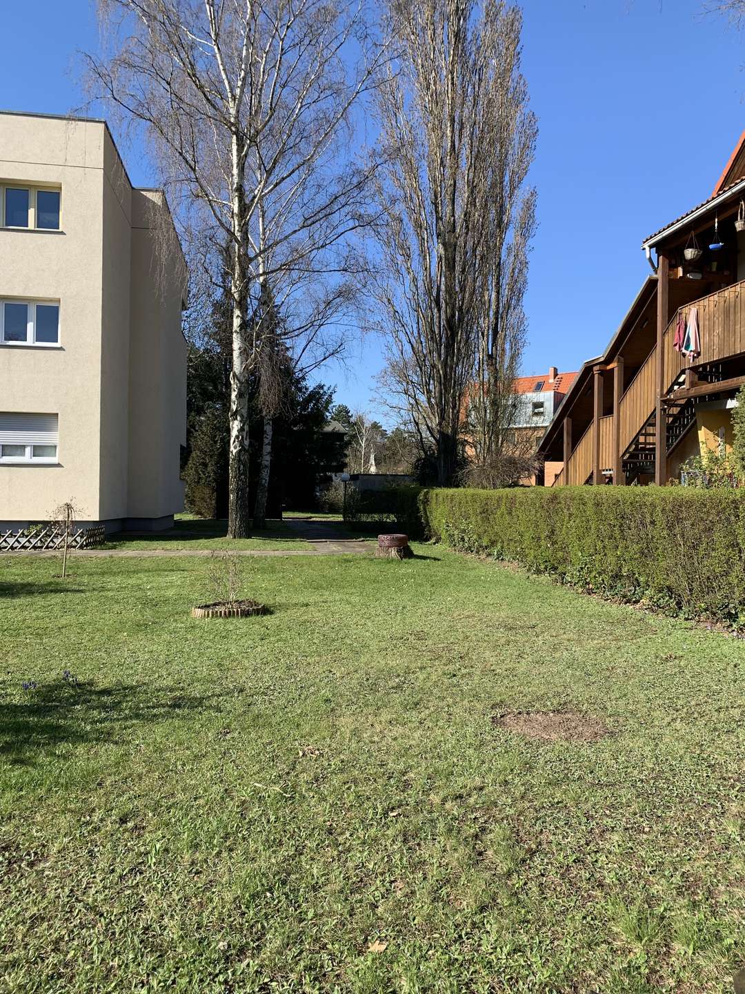 Der Eingangsbereich aus Straßenperspektive