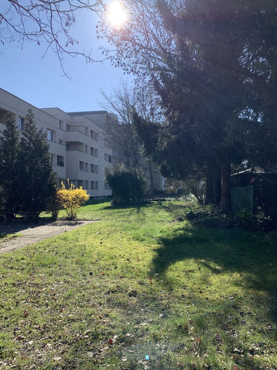 Der Blick auf den Garten des Nachbarhauses