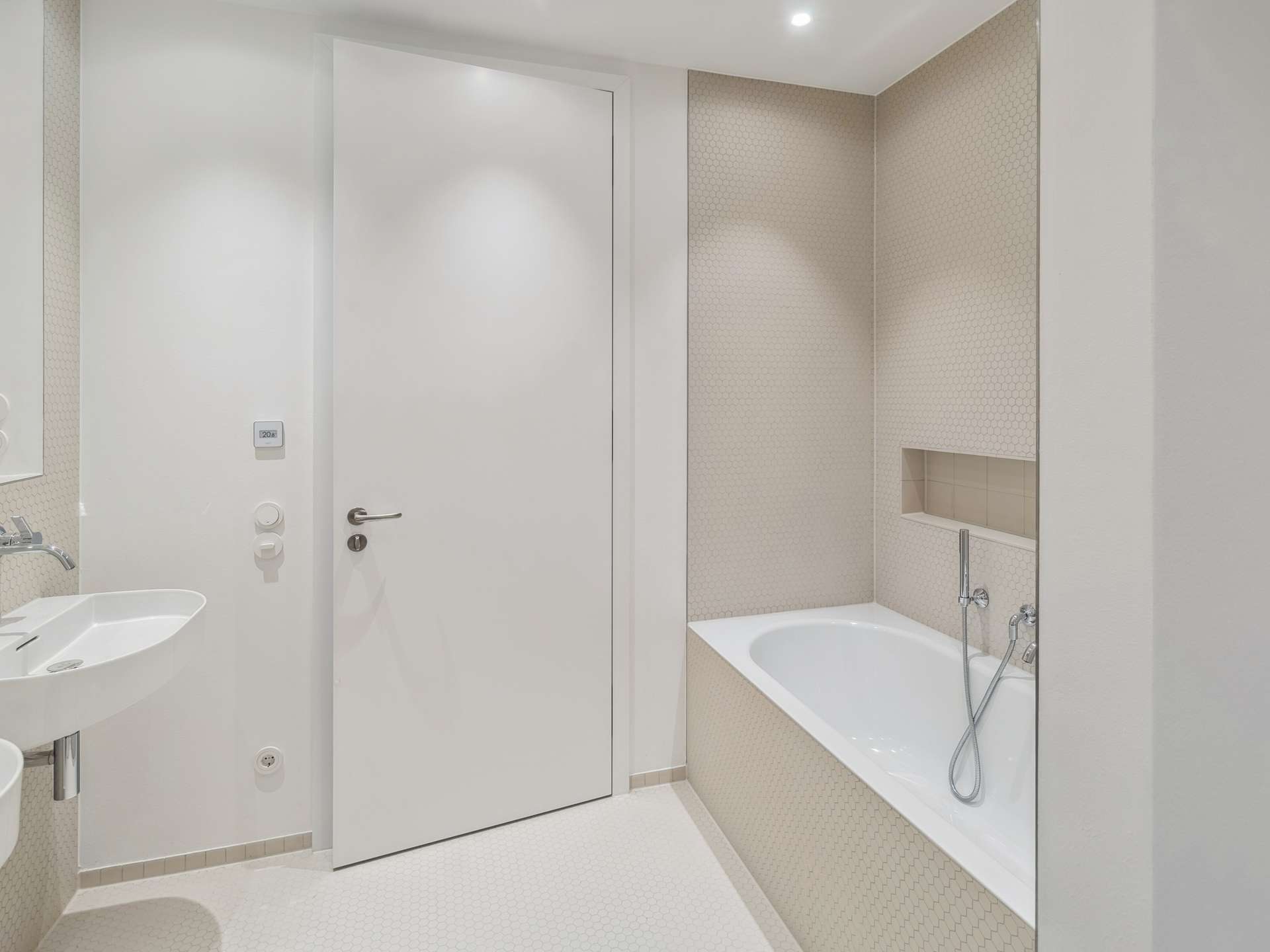 Ensuite-Badezimmer mit Wanne