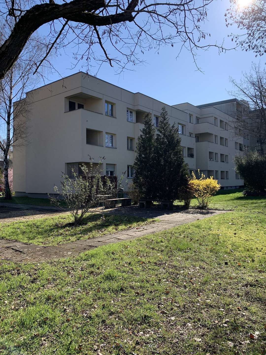 Der Blick auf den Garten des Nachbarhauses