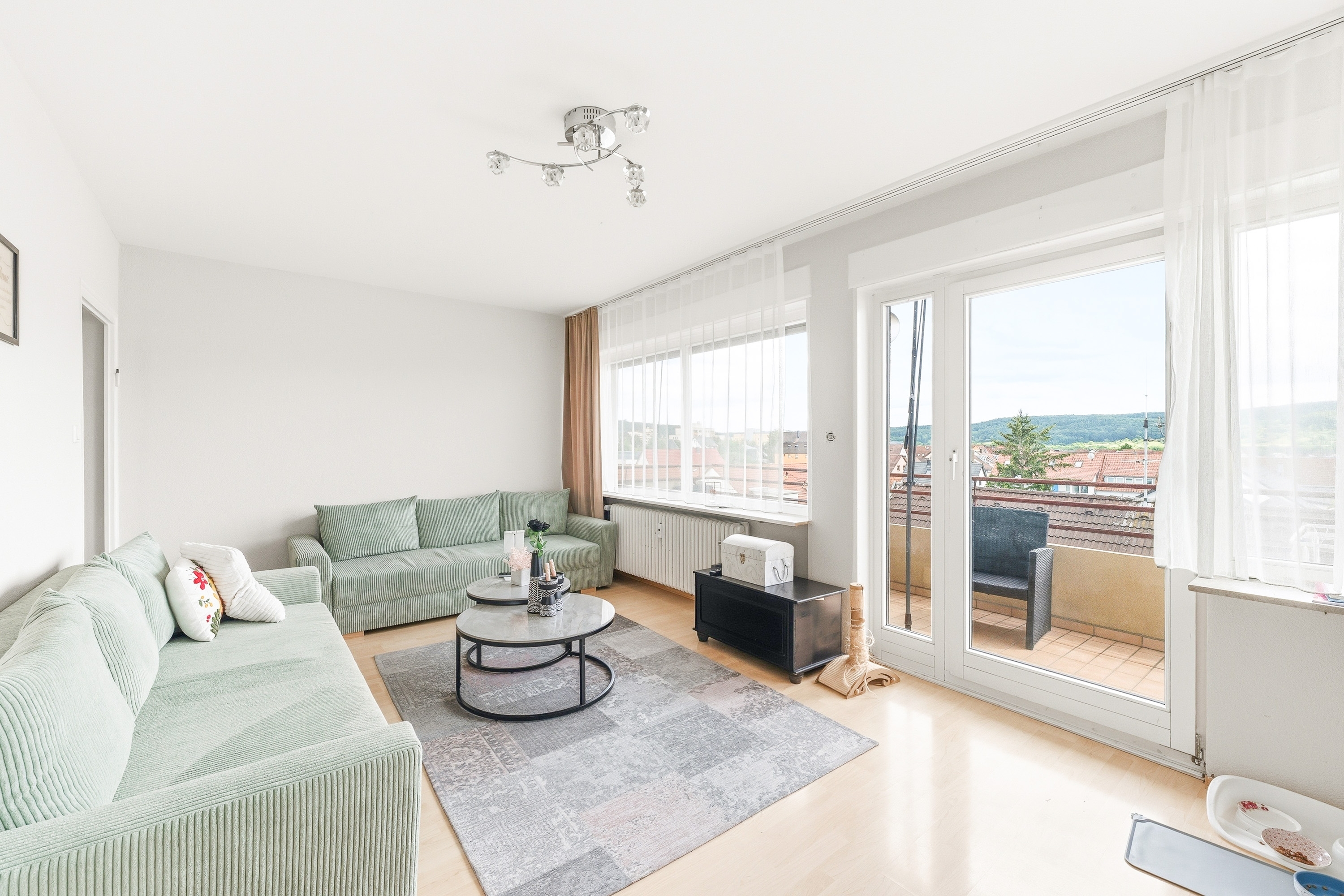 Zentral wohnen in Leonberg — modernisierte 4-Zimmer-Wohnung mit Blick über die Stadt