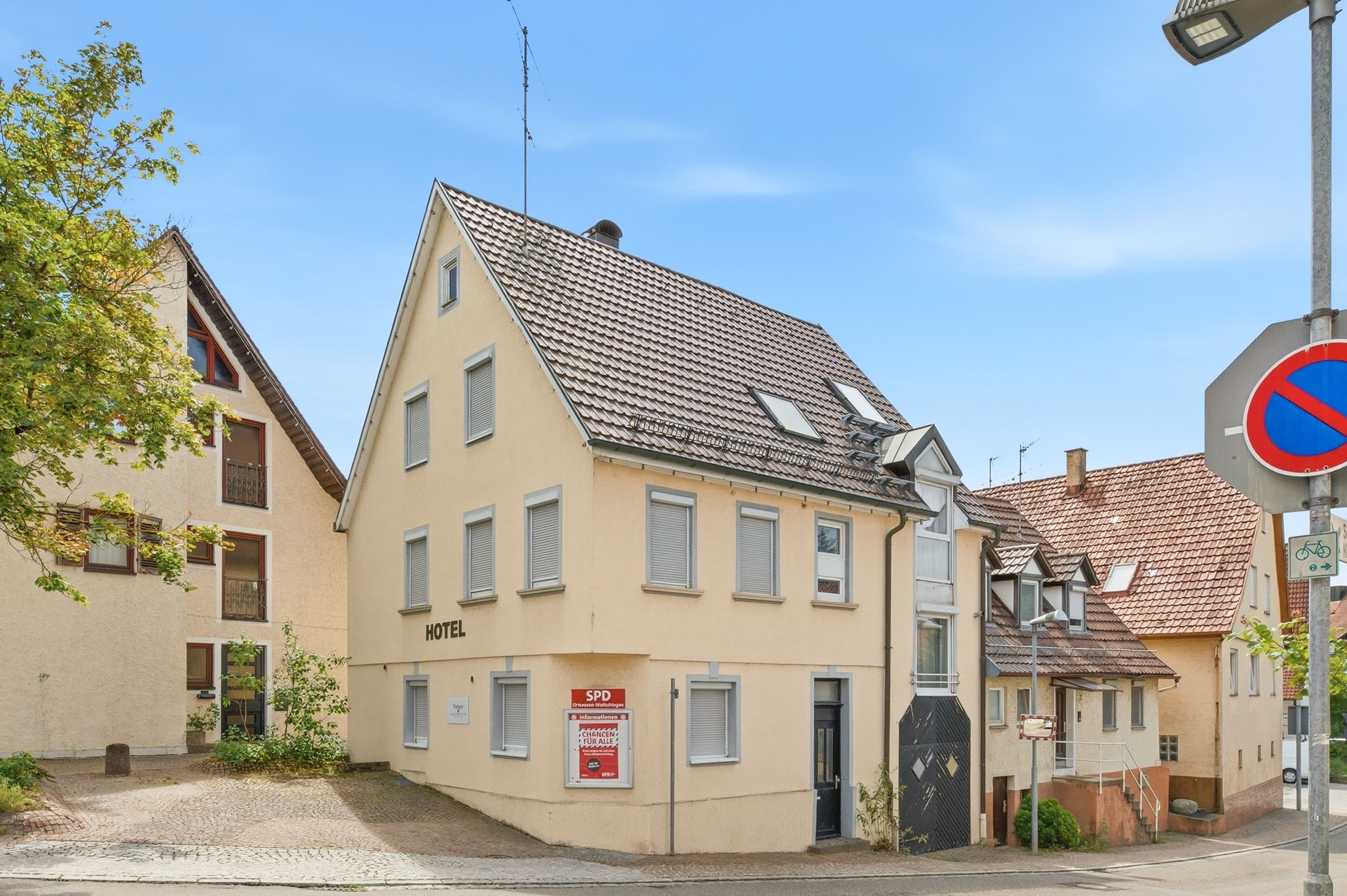 Hotelgebäude mit 8 Zimmern – kompakte Kapitalanlage in Wolfschlugen