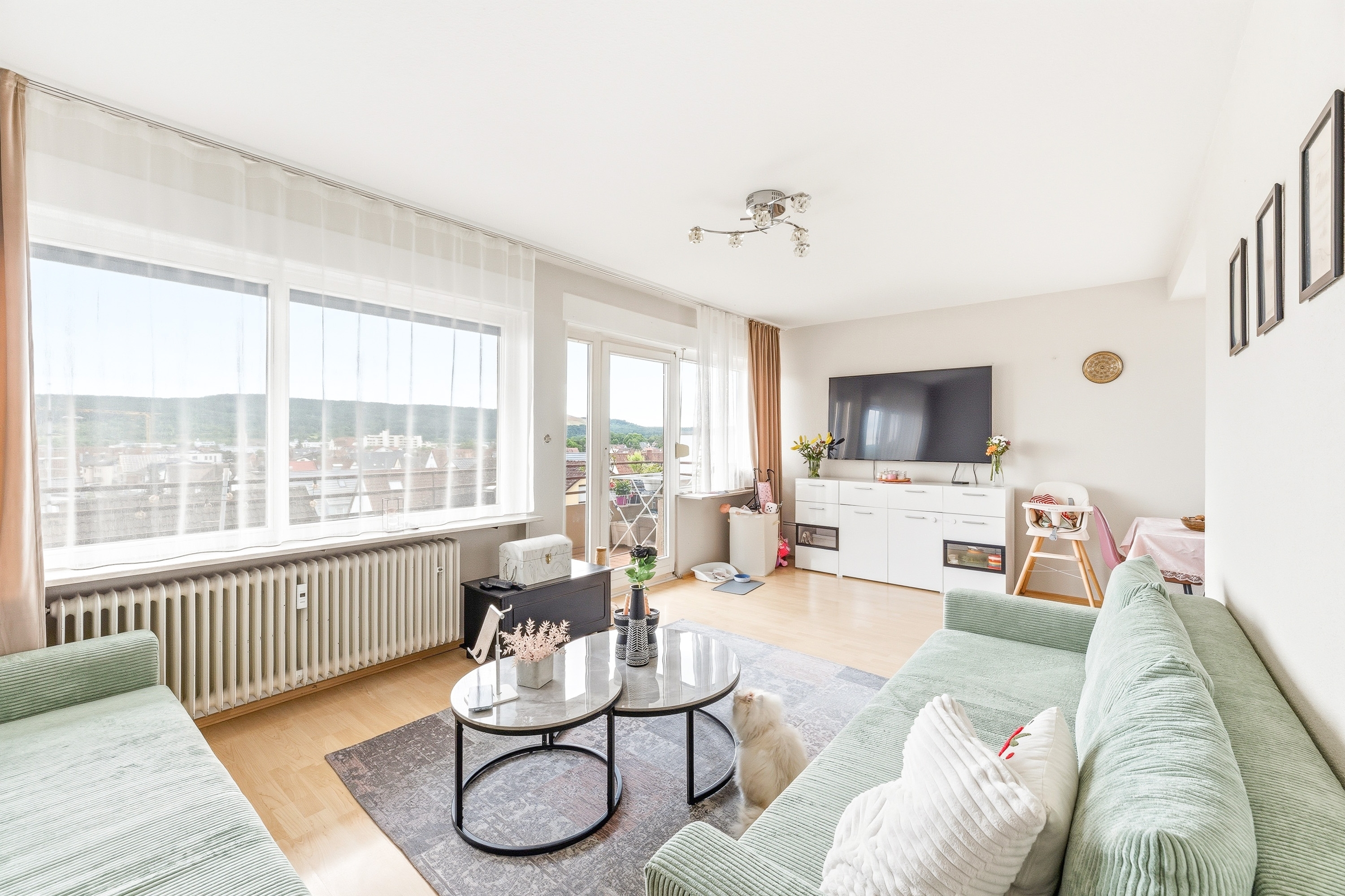 Zentral wohnen in Leonberg — modernisierte 4-Zimmer-Wohnung mit Blick über die Stadt