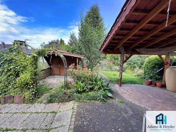 Freisitz und Gartenhaus mit Grillkamin