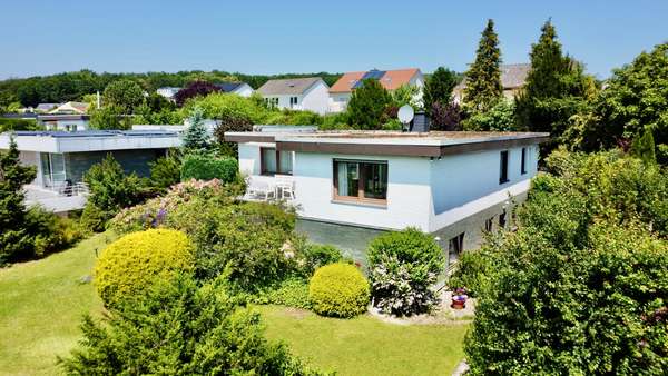Großzügiger Bungalow mit Einliegerwhg, Weitblick & viel Potenzial in Top-Lage von KS-Harleshausen