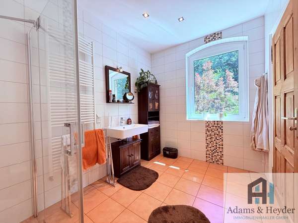 Badezimmer, EG, Bild 1