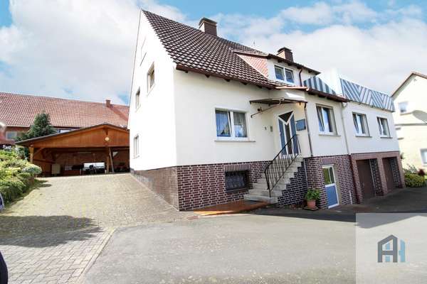Eingangsbereich + Carport