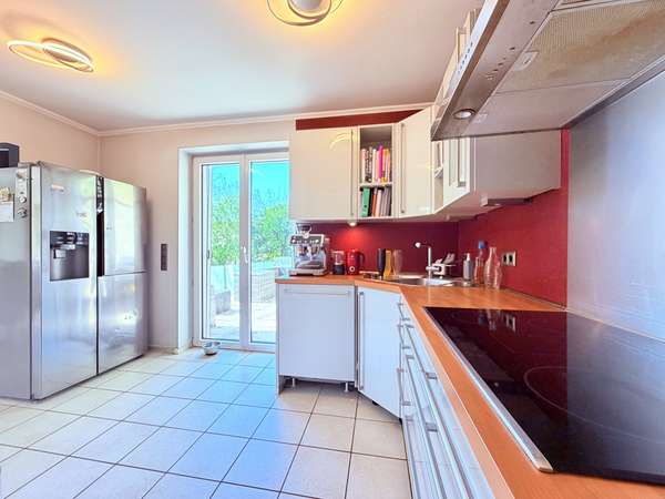 Küche mit Ausgang Terrasse