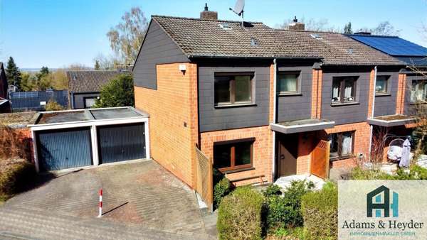 Straßenansicht mit Garage