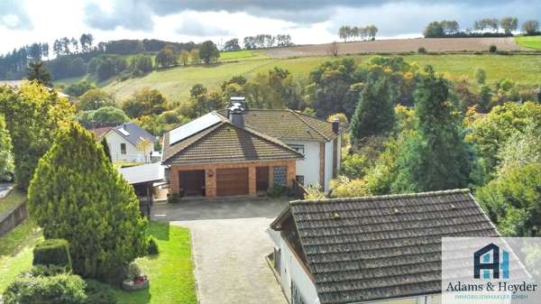 Hausansicht mit Talblick
