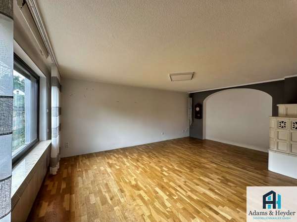 Wohnzimmer mit Kachelofen Bild 1