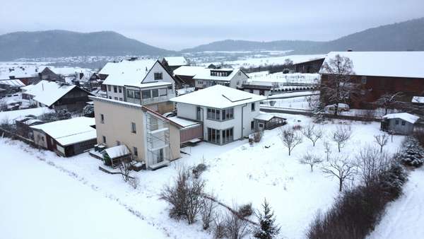 Blick aufs Grundstück mit Wohnhaus _ Werkstatt