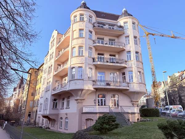 Großzügige & helle Altbauwohnung im Vorderen Westen mit 2 Balkonen, bis zu 6 Zimmern & viel Platz