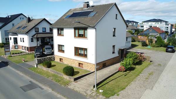 Hausansicht + Zufahrt