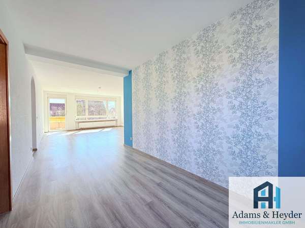 Essbereich mit Blick zum Wohnzimmer