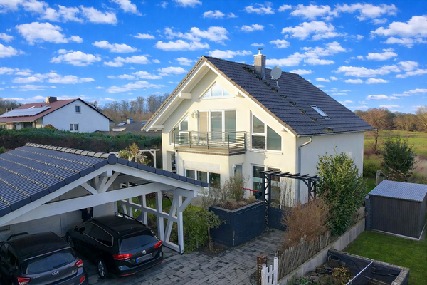Außen vorne weit
