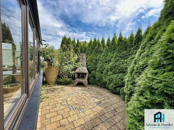 Terrasse mit Grillkamin bei Wintergarten Bild 3
