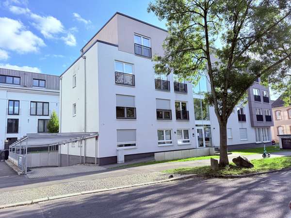 Straßenansicht mit TG-Einfahrt