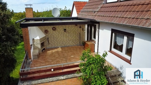 teilüberdachte Terrasse
