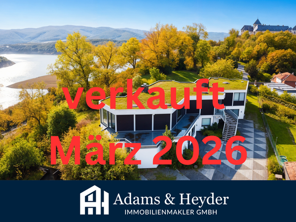 Herrschaftlicher Blick auf den Edersee und Schloß Waldeck