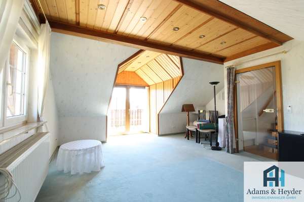 großes Schlafzimmer mit Balkon OG