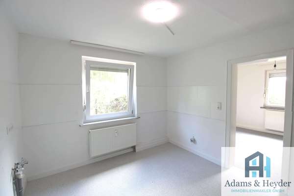 Wohnküche EG mit Blick in Arbeitszimmer