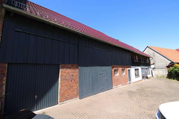 Straßenansicht Scheune & Wohnhaus