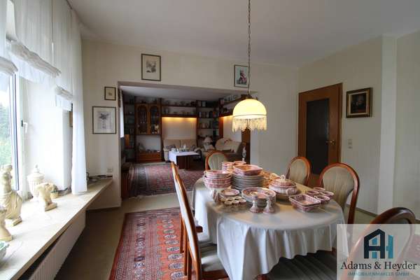Esszimmer mit Blumenfenster