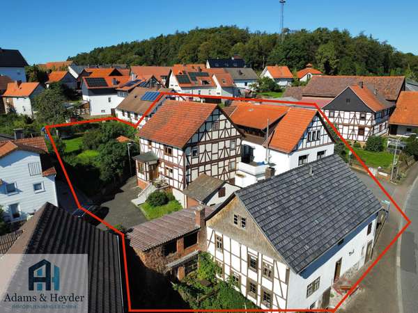 Grobansicht der Gebäude mit Garten