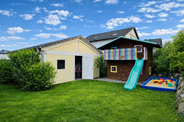 Werkraum, Carport und Kinderspielaus
