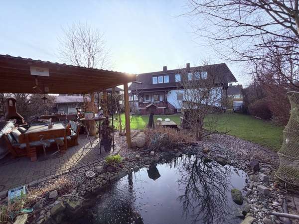 Gartenteich mit Garten-Lounge