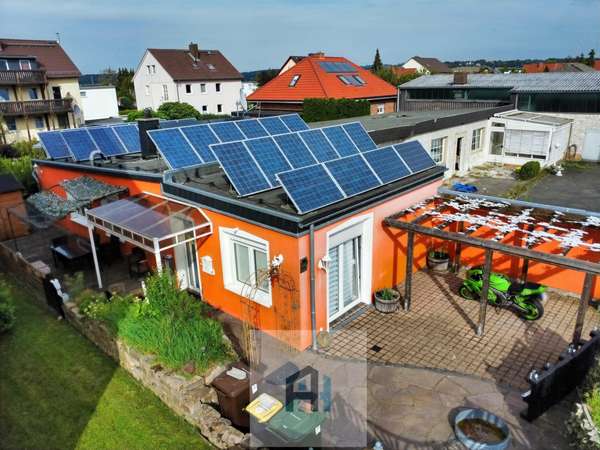 Außenansicht mit Photovoltaikmodulen