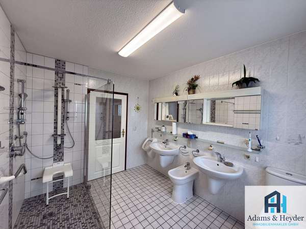 Badezimmer (EG)
