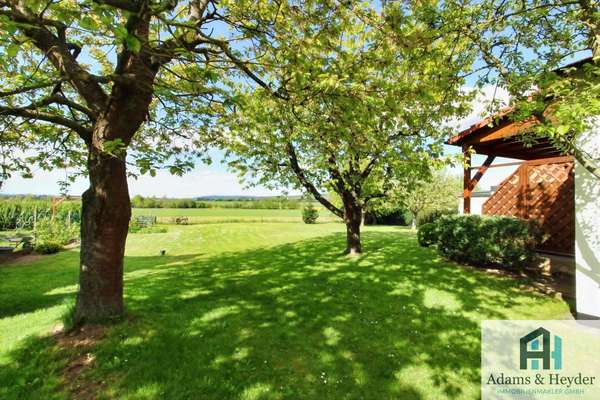Blick in Garten & auf Felder