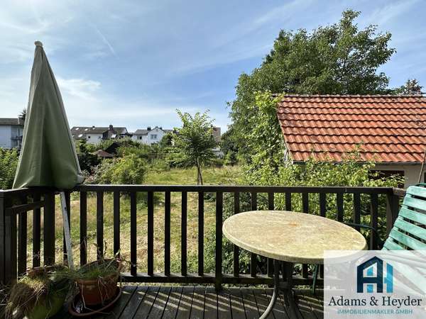 Blick von Balkon in Garten
