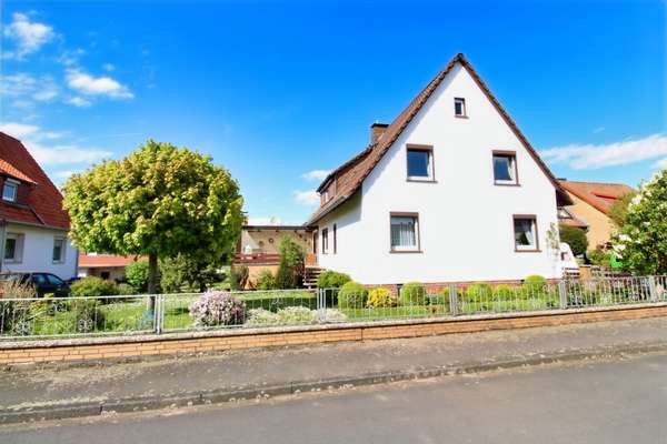 Hausansicht mit Terrasse