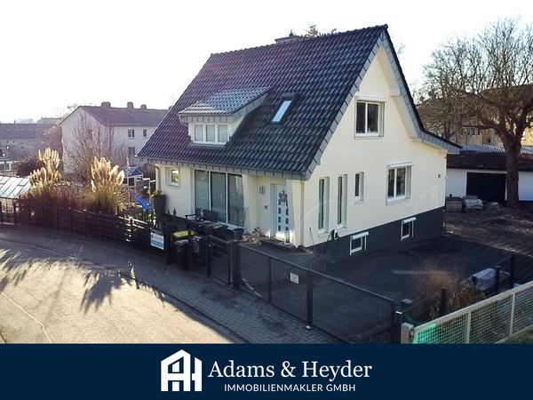 Provisionsfrei: Kernsaniertes Einfamilienhaus mit tollem Grundstück in zentraler Lage